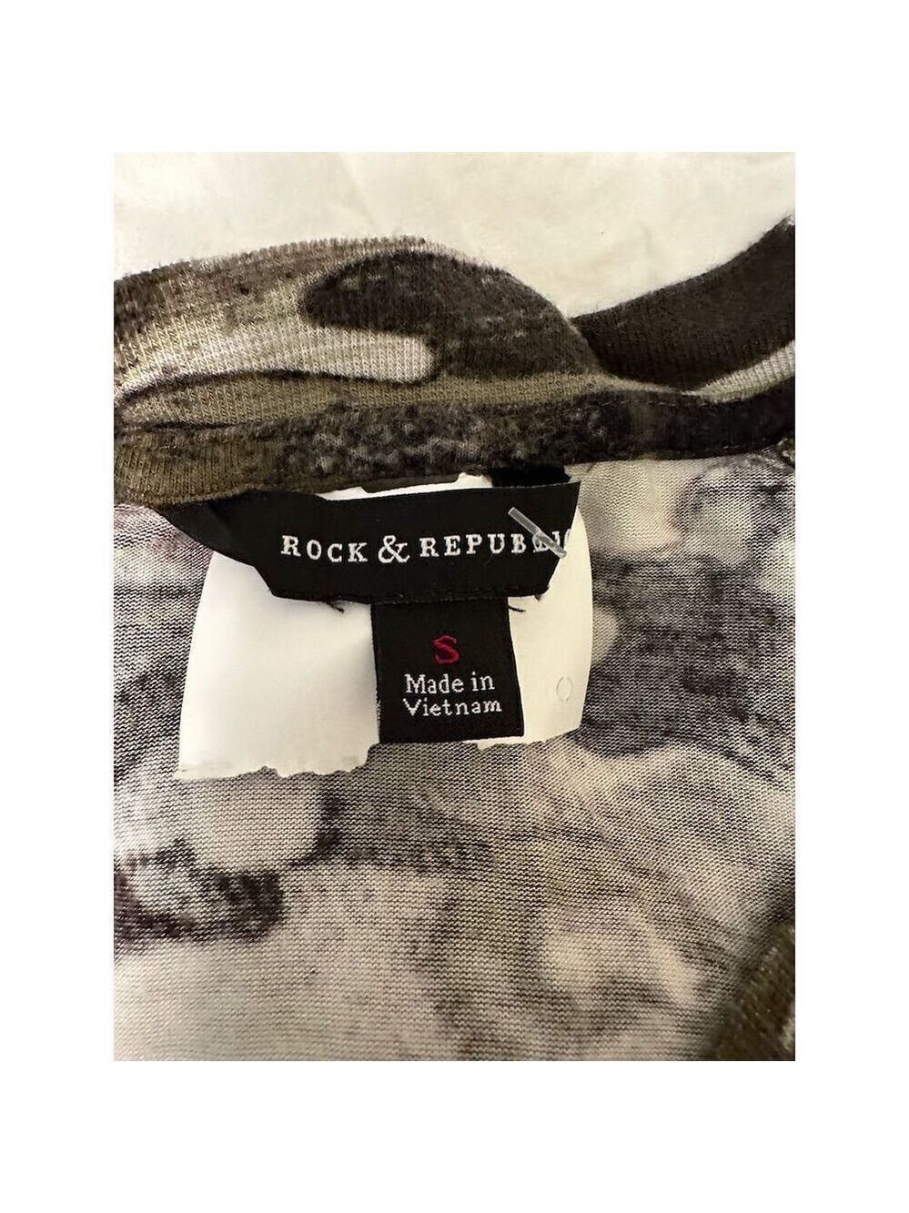 Rock & Republic women’s Camo V-Neck Tee with Pocket Size S - Picture 4 of 7